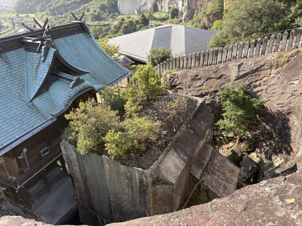【エネルギー受信機！？】生石神社「石の宝殿」の最強パワースポットを徹底解説！謎の巨石の裏側で体感した金色の柱
